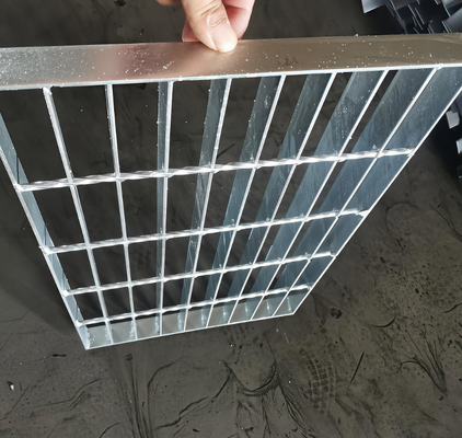 S235JR Galvanized Steel Grating 30x3 Bearing Bar Size Anti Rust Walkway Trench Cover